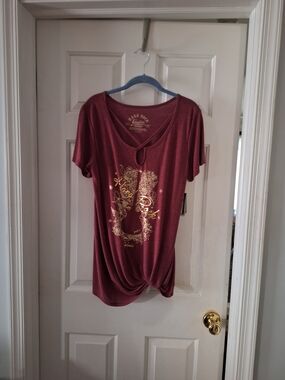 Hard Rock Cafe Women's Maroon Graphic Knot Hem Tee